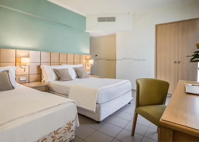 מלון Ionian Plaza & 4*