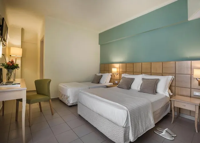 מלון Ionian Plaza & 4*