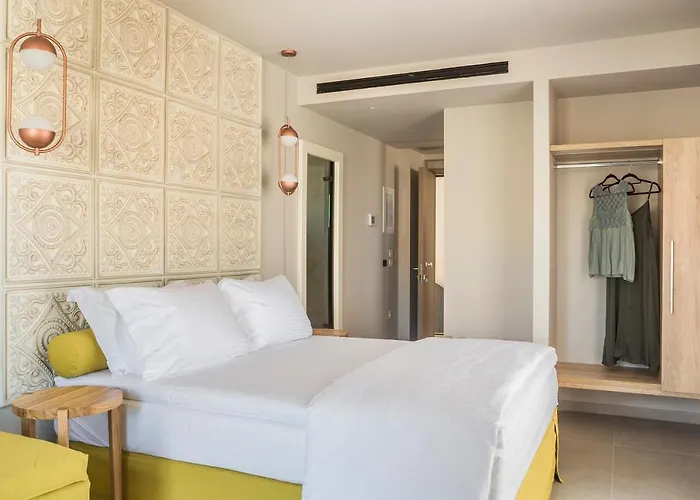 Ionian Plaza & מלון ארגוסטולי