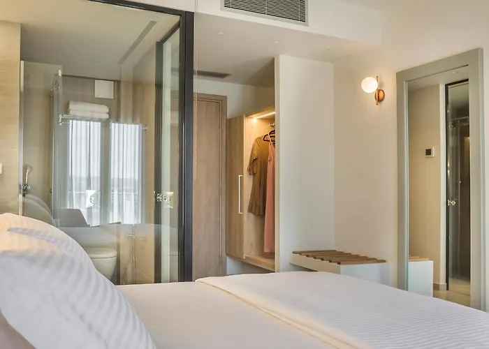 מלון Ionian Plaza & 4*