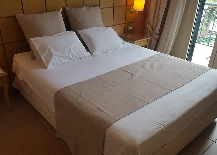 Ionian Plaza & מלון 4*