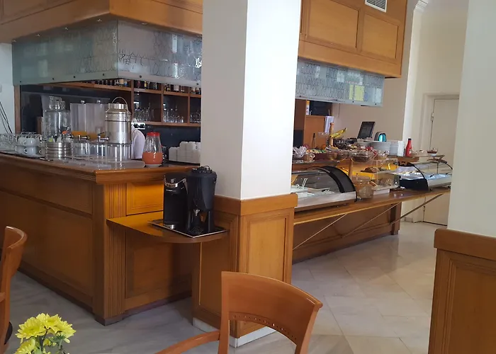 מלון Ionian Plaza &