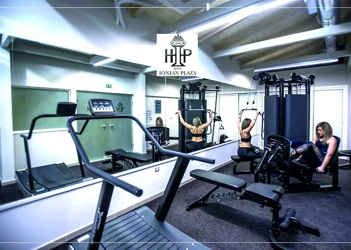 מלון Ionian Plaza &