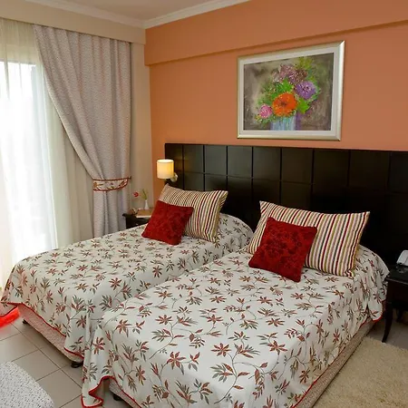 Ionian Plaza & מלון 4*