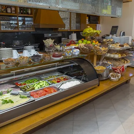 מלון Ionian Plaza & 4*